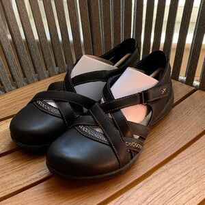 Clarks Women's Black and Tan Flats